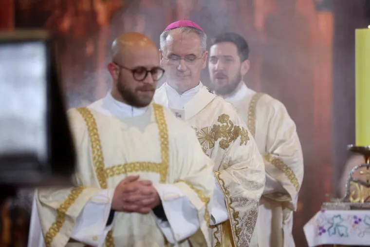 Prizori polnoćke u obnovljenoj Zagrebačkoj katedrali: Pogledajte tko je od političara bio u prvim redovima