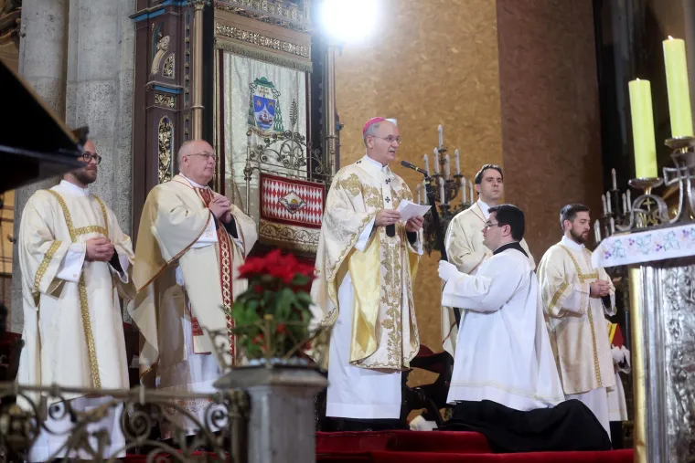 Prizori polnoćke u obnovljenoj Zagrebačkoj katedrali: Pogledajte tko je od političara bio u prvim redovima