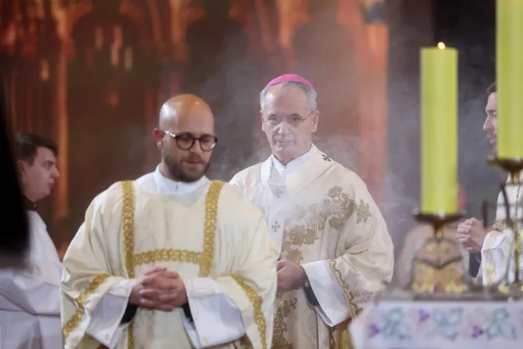 Prizori polnoćke u obnovljenoj Zagrebačkoj katedrali: Pogledajte tko je od političara bio u prvim redovima