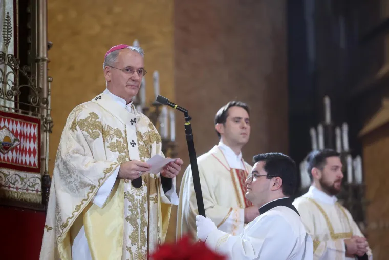 Prizori polnoćke u obnovljenoj Zagrebačkoj katedrali: Pogledajte tko je od političara bio u prvim redovima