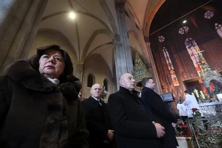 Prizori polnoćke u obnovljenoj Zagrebačkoj katedrali: Pogledajte tko je od političara bio u prvim redovima