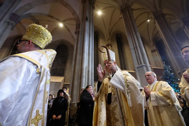 Prizori polnoćke u obnovljenoj Zagrebačkoj katedrali: Pogledajte tko je od političara bio u prvim redovima