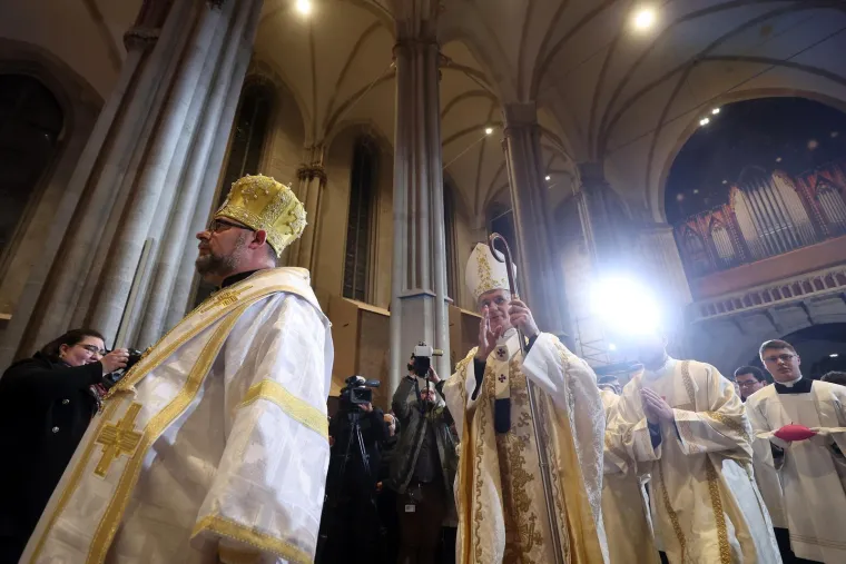 Prizori polnoćke u obnovljenoj Zagrebačkoj katedrali: Pogledajte tko je od političara bio u prvim redovima