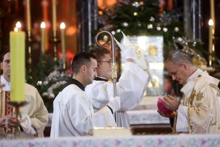 Prizori polnoćke u obnovljenoj Zagrebačkoj katedrali: Pogledajte tko je od političara bio u prvim redovima