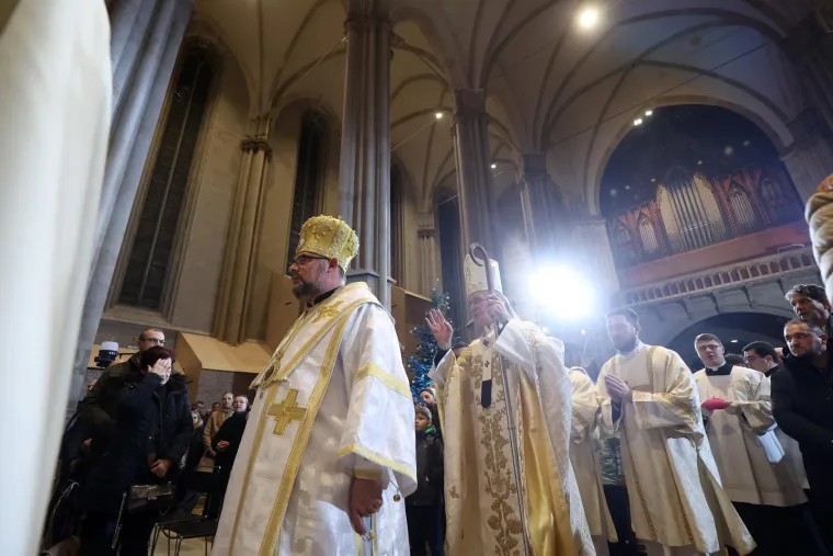 Prizori polnoćke u obnovljenoj Zagrebačkoj katedrali: Pogledajte tko je od političara bio u prvim redovima