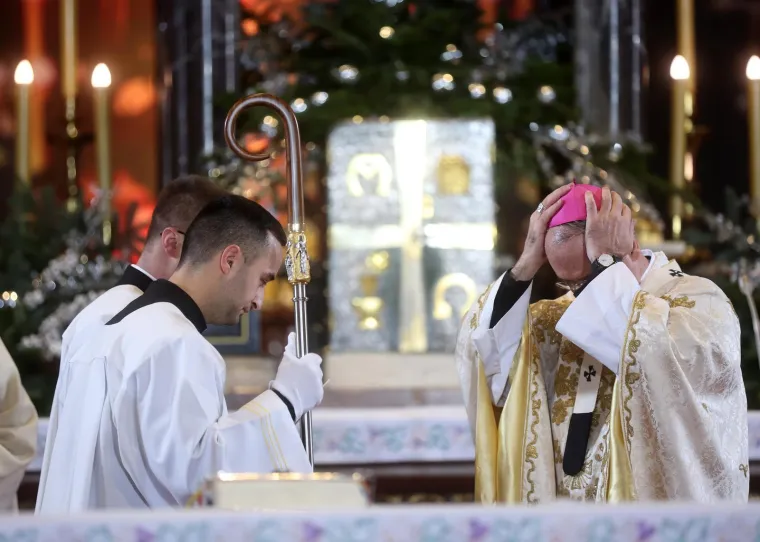 Prizori polnoćke u obnovljenoj Zagrebačkoj katedrali: Pogledajte tko je od političara bio u prvim redovima