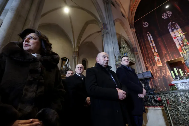 Prizori polnoćke u obnovljenoj Zagrebačkoj katedrali: Pogledajte tko je od političara bio u prvim redovima