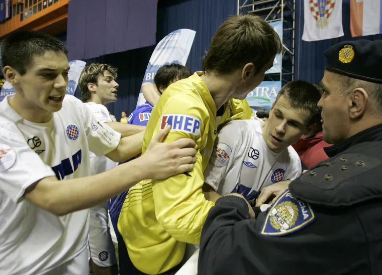 Ovo je najveća tučnjava igrača Dinama i Hajduka! Blagdansko vrijeme nosi i tamne strane rivalstva