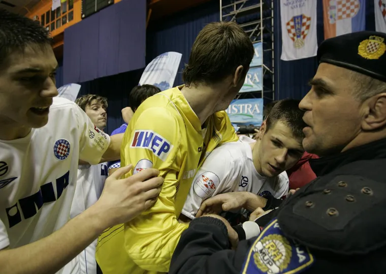 Ovo je najveća tučnjava igrača Dinama i Hajduka! Blagdansko vrijeme nosi i tamne strane rivalstva