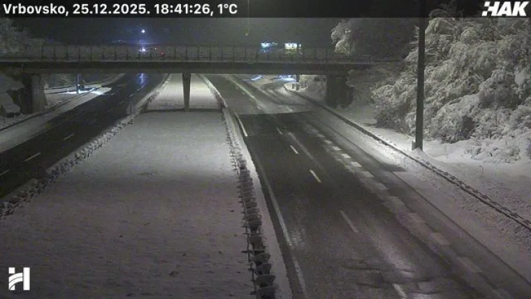 Zimski kaos na prometnicama! HAK upozorava na poledicu, a snijeg i dalje pada: Gužve na Bajakovu i Jasenovcu