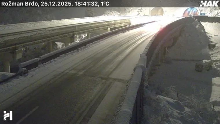 Zimski kaos na prometnicama! HAK upozorava na poledicu, a snijeg i dalje pada: Gužve na Bajakovu i Jasenovcu