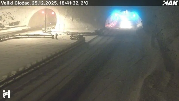 Zimski kaos na prometnicama! HAK upozorava na poledicu, a snijeg i dalje pada: Gužve na Bajakovu i Jasenovcu