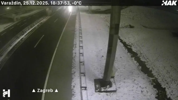 Zimski kaos na prometnicama! HAK upozorava na poledicu, a snijeg i dalje pada: Gužve na Bajakovu i Jasenovcu