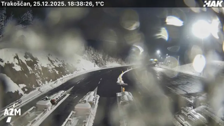Zimski kaos na prometnicama! HAK upozorava na poledicu, a snijeg i dalje pada: Gužve na Bajakovu i Jasenovcu