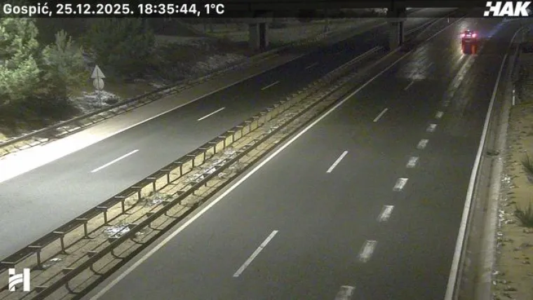 Zimski kaos na prometnicama! HAK upozorava na poledicu, a snijeg i dalje pada: Gužve na Bajakovu i Jasenovcu