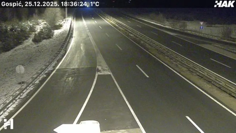Zimski kaos na prometnicama! HAK upozorava na poledicu, a snijeg i dalje pada: Gužve na Bajakovu i Jasenovcu