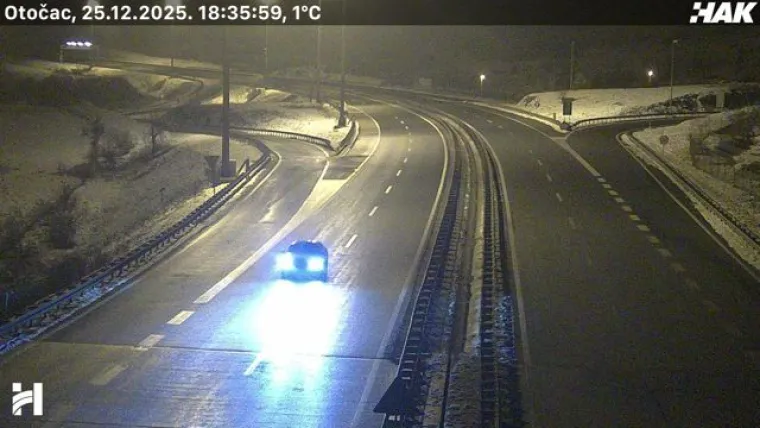 Zimski kaos na prometnicama! HAK upozorava na poledicu, a snijeg i dalje pada: Gužve na Bajakovu i Jasenovcu