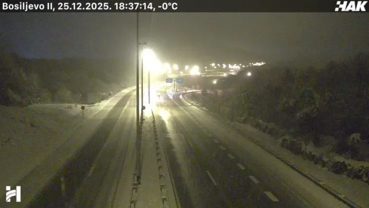 Zimski kaos na prometnicama! HAK upozorava na poledicu, a snijeg i dalje pada: Gužve na Bajakovu i Jasenovcu