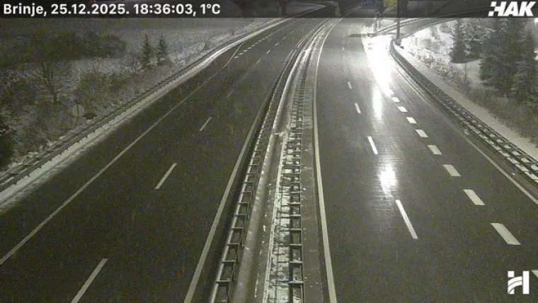 Zimski kaos na prometnicama! HAK upozorava na poledicu, a snijeg i dalje pada: Gužve na Bajakovu i Jasenovcu