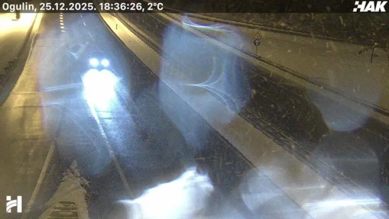 Zimski kaos na prometnicama! HAK upozorava na poledicu, a snijeg i dalje pada: Gužve na Bajakovu i Jasenovcu