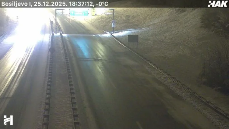 Zimski kaos na prometnicama! HAK upozorava na poledicu, a snijeg i dalje pada: Gužve na Bajakovu i Jasenovcu