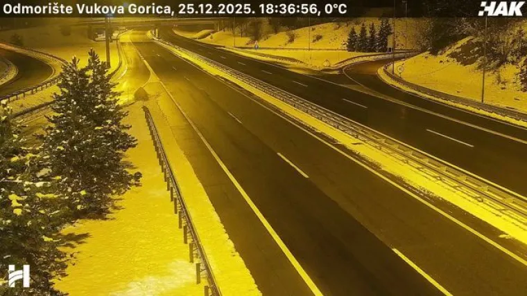 Zimski kaos na prometnicama! HAK upozorava na poledicu, a snijeg i dalje pada: Gužve na Bajakovu i Jasenovcu