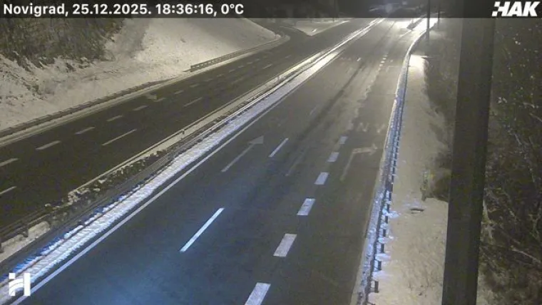 Zimski kaos na prometnicama! HAK upozorava na poledicu, a snijeg i dalje pada: Gužve na Bajakovu i Jasenovcu