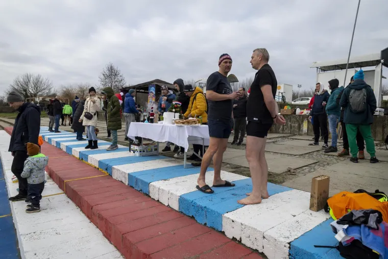 Zgodni lege pokazali mi&scaron;iće, pa se okupali u hladnoj Dravi i zaigrali picigin