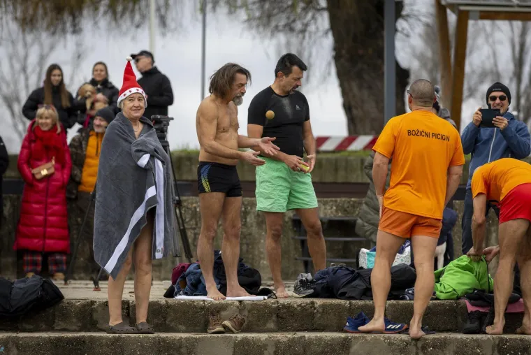 Zgodni lege pokazali mi&scaron;iće, pa se okupali u hladnoj Dravi i zaigrali picigin