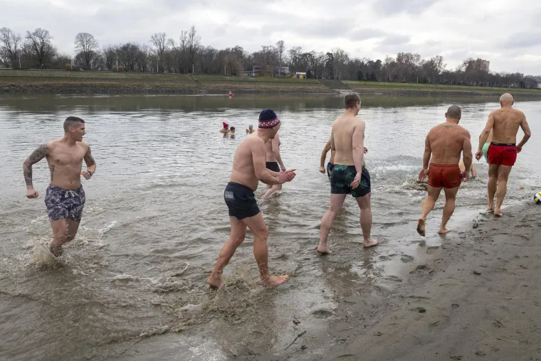 Zgodni lege pokazali mi&scaron;iće, pa se okupali u hladnoj Dravi i zaigrali picigin