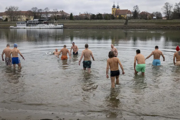 Zgodni lege pokazali mi&scaron;iće, pa se okupali u hladnoj Dravi i zaigrali picigin