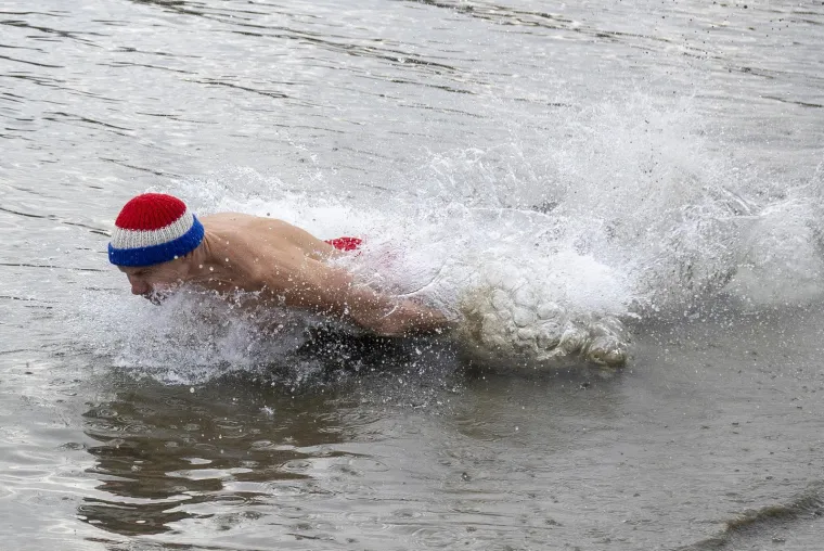 Zgodni lege pokazali mi&scaron;iće, pa se okupali u hladnoj Dravi i zaigrali picigin