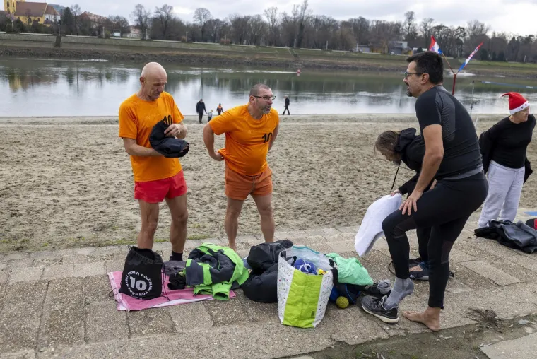 Zgodni lege pokazali mi&scaron;iće, pa se okupali u hladnoj Dravi i zaigrali picigin
