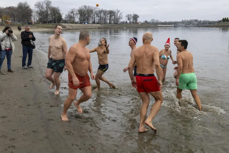 Zgodni lege pokazali mi&scaron;iće, pa se okupali u hladnoj Dravi i zaigrali picigin