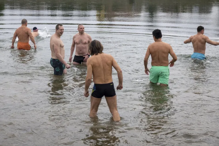 Zgodni lege pokazali mi&scaron;iće, pa se okupali u hladnoj Dravi i zaigrali picigin