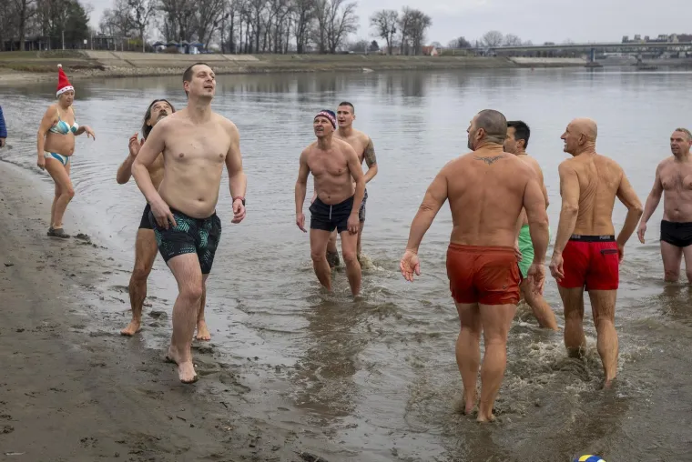 Zgodni lege pokazali mi&scaron;iće, pa se okupali u hladnoj Dravi i zaigrali picigin