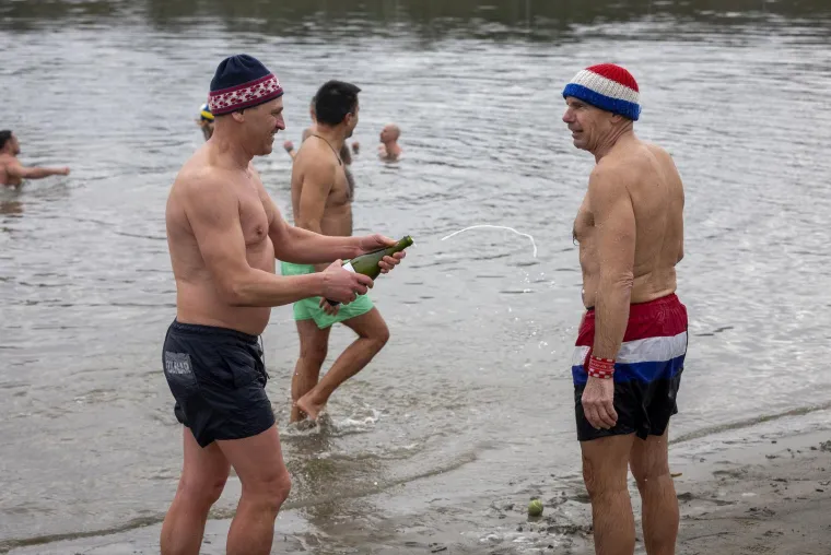 Zgodni lege pokazali mi&scaron;iće, pa se okupali u hladnoj Dravi i zaigrali picigin