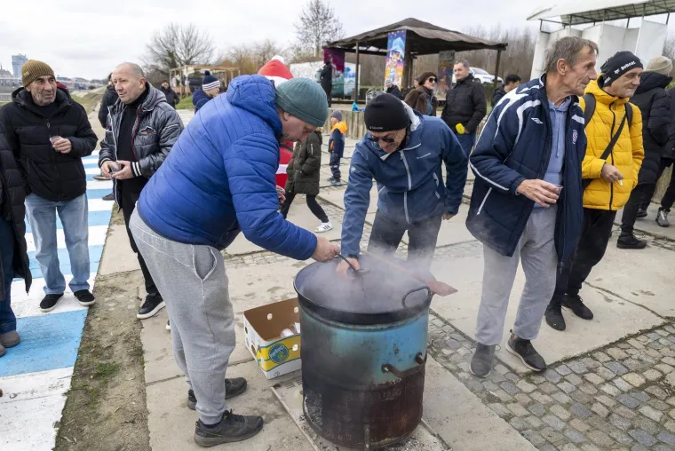 Zgodni lege pokazali mi&scaron;iće, pa se okupali u hladnoj Dravi i zaigrali picigin