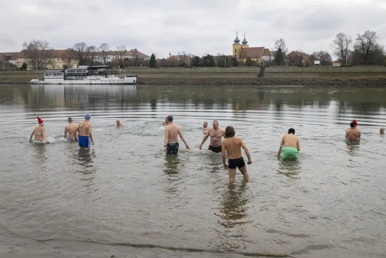 Zgodni lege pokazali mi&scaron;iće, pa se okupali u hladnoj Dravi i zaigrali picigin