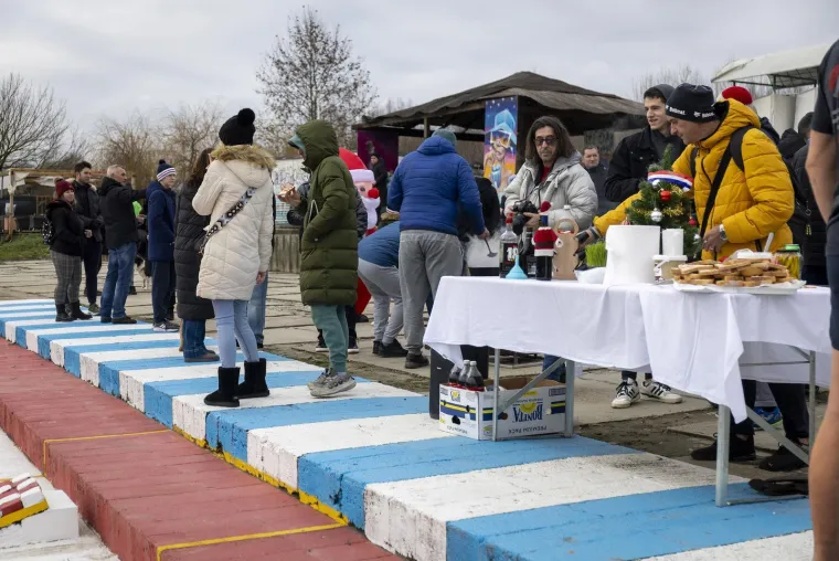 Zgodni lege pokazali mi&scaron;iće, pa se okupali u hladnoj Dravi i zaigrali picigin