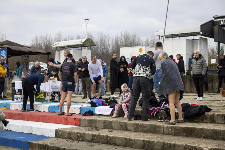 Zgodni lege pokazali mi&scaron;iće, pa se okupali u hladnoj Dravi i zaigrali picigin
