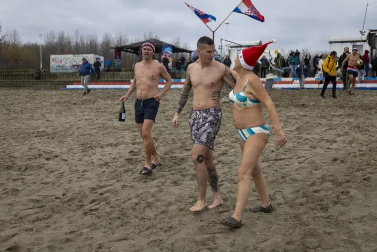 Zgodni lege pokazali mi&scaron;iće, pa se okupali u hladnoj Dravi i zaigrali picigin