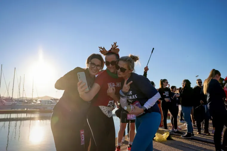 Grinch zasijenio Djeda Božičnjaka: Sve trkačice htjele su se fotografirati samo s njim