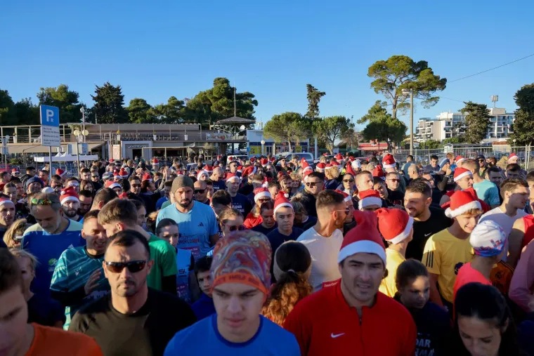 Grinch zasijenio Djeda Božičnjaka: Sve trkačice htjele su se fotografirati samo s njim