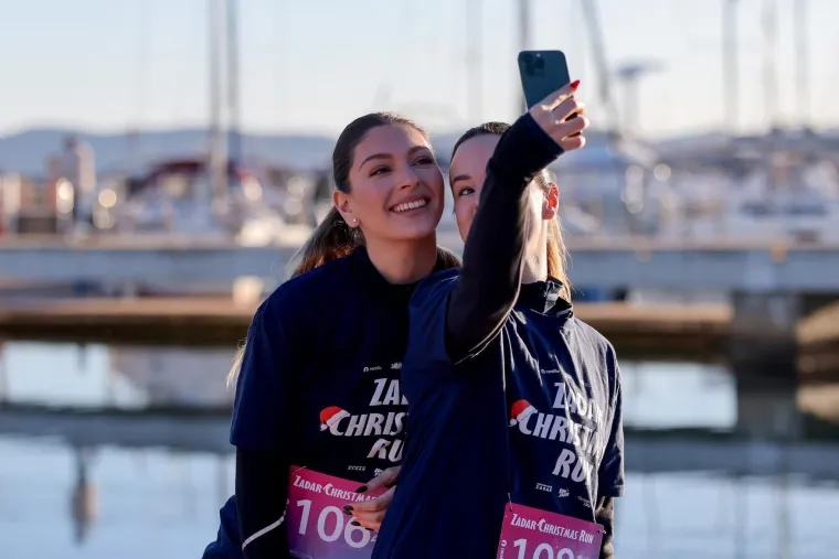Grinch zasijenio Djeda Božičnjaka: Sve trkačice htjele su se fotografirati samo s njim