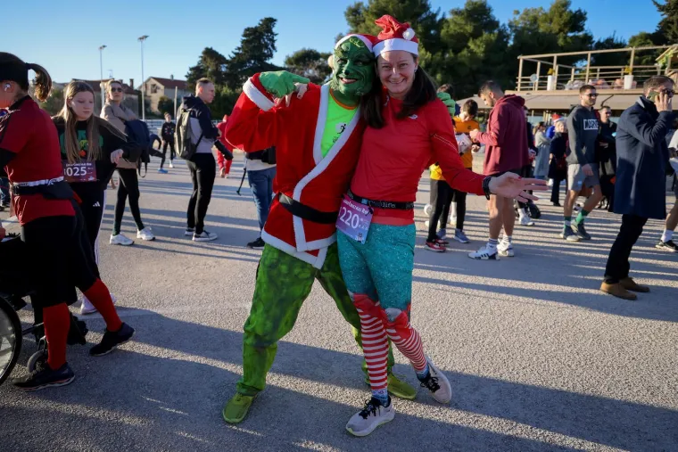 Grinch zasijenio Djeda Božičnjaka: Sve trkačice htjele su se fotografirati samo s njim