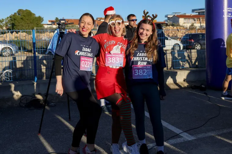 Grinch zasijenio Djeda Božičnjaka: Sve trkačice htjele su se fotografirati samo s njim