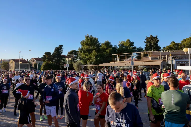 Grinch zasijenio Djeda Božičnjaka: Sve trkačice htjele su se fotografirati samo s njim