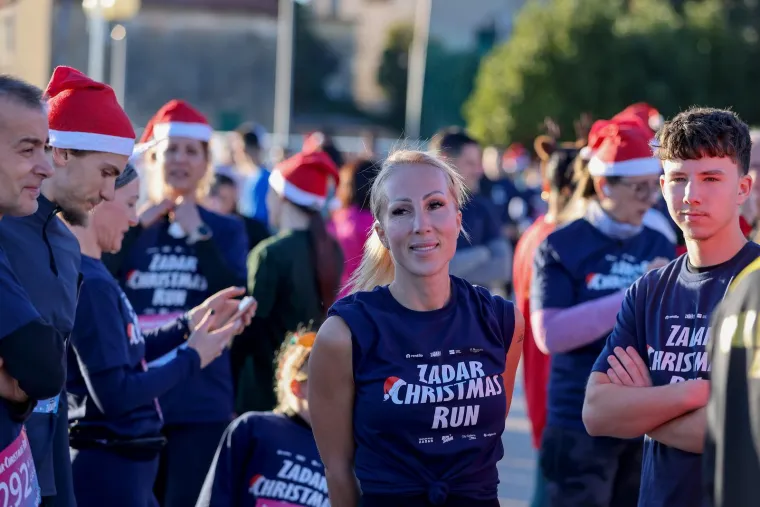 Grinch zasijenio Djeda Božičnjaka: Sve trkačice htjele su se fotografirati samo s njim