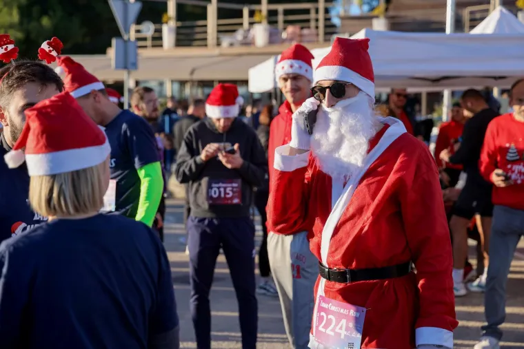 Grinch zasijenio Djeda Božičnjaka: Sve trkačice htjele su se fotografirati samo s njim